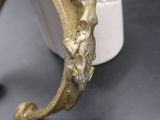 une image d'un gros plan d'un bracelet en or sur une table