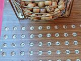 une planche en bois sur laquelle sont posés plusieurs fruits à coque
