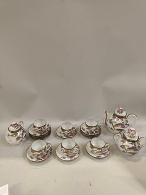 beaucoup de tasses à thé et de soucoupes sur la table