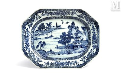 une assiette bleue et blanche avec un paysage dessus
