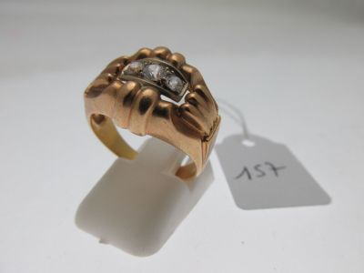 une image représentant une bague en or sertie d'un diamant