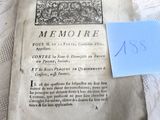 une feuille de papier posée sur une table, à laquelle est attachée une note