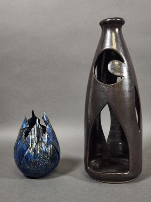 deux vases posés l'un à côté de l'autre sur une table