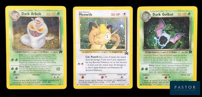 Trois cartes Pokémon sont représentées en ligne sur un fond noir