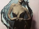 une femme vêtue d'un corset noir, posant avec un voile sur la tête