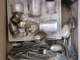 une boîte remplie d'argenterie, de cuillères et d'ustensiles