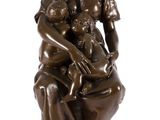 une statue en bronze d'une femme tenant un enfant dans ses bras