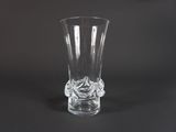 un verre vide contenant une fleur, sur fond noir