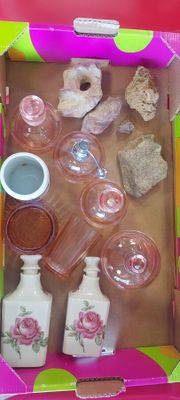 une boîte contenant divers objets