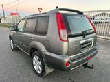 l'arrière d'un SUV argenté garé sur le bord de la route