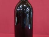 une bouteille de vin posée sur une table