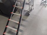 une échelle adossée au mur d'une pièce