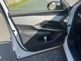 une portière de voiture ouverte avec une bouteille à l'intérieur