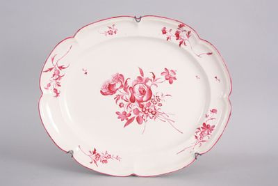 une assiette blanche ornée d'un motif floral rose