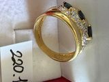 une bague en or sertie de pierres noires et blanches