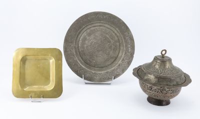 trois couverts et une assiette posés sur un plateau blanc