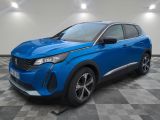 une voiture bleue est garée dans une pièce au sol à carreaux