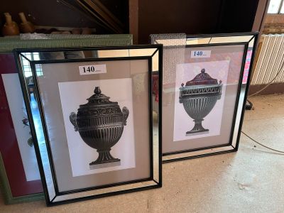 deux photos encadrées représentant des vases exposés dans une pièce