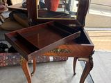 un petit bureau surmonté d'un miroir