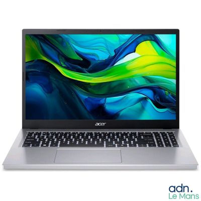 un gros plan d'un ordinateur portable posé sur une surface blanche