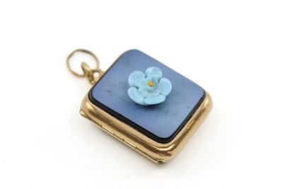 l'image d'une petite fleur bleue dans un nœud doré