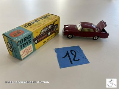une petite voiture miniature portant un numéro, à côté d'une boîte