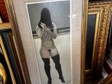 une photo d'une femme en train de se prendre en photo dans un miroir