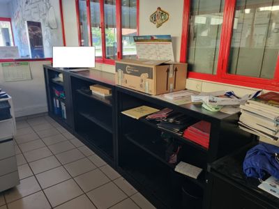 un bureau sur lequel se trouvent un ordinateur et de nombreux livres