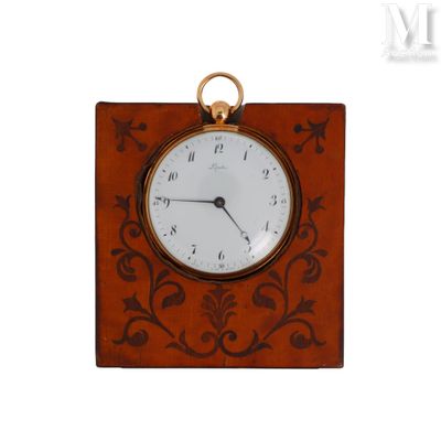 une image représentant une horloge en bois avec un cadran blanc sur fond blanc
