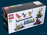 une boîte de Lego posée sur une surface bleue