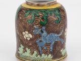 un vase orné d'un chien bleu sur fond blanc