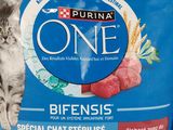 un sac de nourriture pour chat « Purina One » posé sur une table