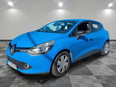 une voiture bleue est garée dans une pièce au sol à carreaux
