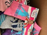 une boîte remplie de chaussettes qui se trouvent dans une boîte