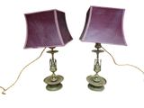 une paire de lampes de table en laiton, chacune dotée d'un abat-jour violet
