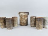 plusieurs vases de styles différents posés sur une surface blanche