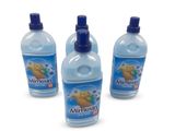 trois bouteilles contenant un liquide bleu sont alignées sur une surface blanche