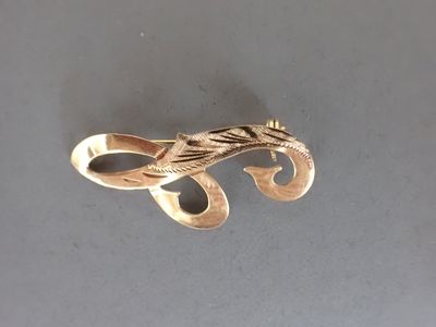 une image représentant une bague en or sur laquelle figure un oiseau
