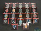 de nombreux bracelets exposés sur une table