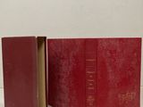 deux livres rouges posés l'un à côté de l'autre sur une surface blanche