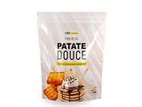 une photo d'un sac de patates douces avec de la crème fouettée et du chocolat