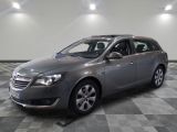 une photo d'une Opel grise garée dans un garage