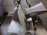 une machine posée sur une table