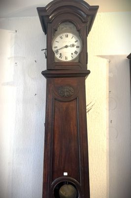 une horloge de parquet accrochée au mur