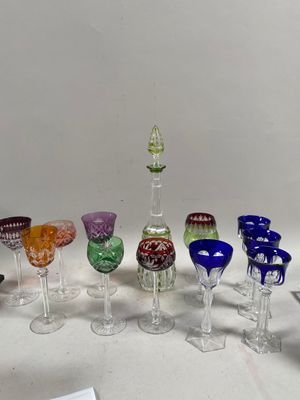 vases en verre de différentes couleurs posés sur une table