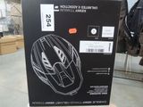 une boîte noire sur laquelle est représenté un casque de moto