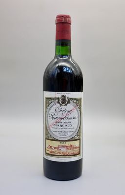 une bouteille de vin rouge avec une étiquette, posée sur une surface blanche