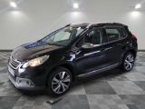 la voiture noire est garée sur un sol en damier dans le garage