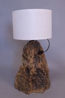 Pied de lampe en bois brut. H. avec la douille : 50 cm