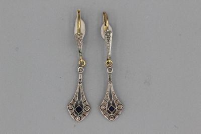 une paire de boucles d'oreilles en argent et en or ornées de pierres noires